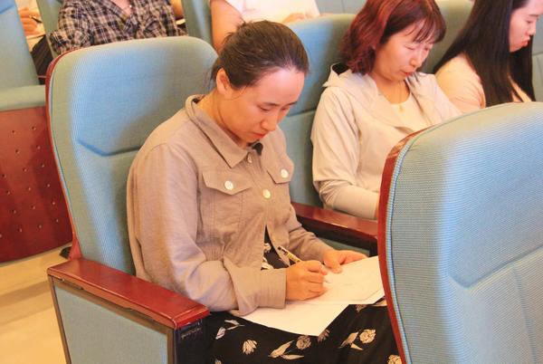 7认真绘画“雨中人” 7认真绘画“雨中人”